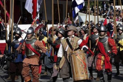 Una recreación de los Tercios de Flandes desfiló en Madrid en la Fiesta Nacional del 12 de octubre de 2017. Foto: RTVE.