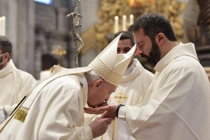 El Papa Francisco besa las manos de un nuevo sacerdote en el Domingo del Buen Pastor de 2021
