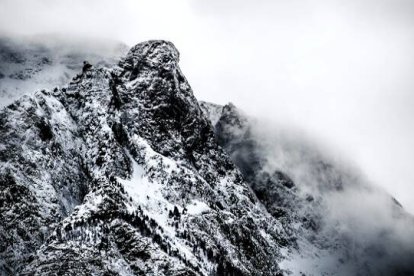 No todas las montañas, las reales y las de la vida, son escalables, o no por todas las caras. La confianza en la voluntad de Dios, y no solo en las propias fuerzas, forma parte de la filosofía cristiana elemental. Foto: Caspar Camille Rubin / Unsplash.