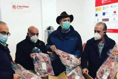 Voluntarios de Cáritas Lugo clasifican donativos de comida - en la pandemia Cáritas ha multiplicado sus esfuerzos