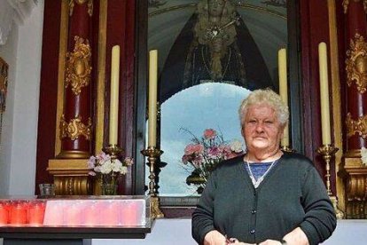 María López es la guardesa de la capilla de la Virgen de los Dolores del Puente en Málaga