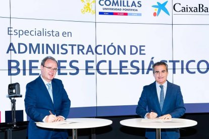 Enrique Sanz Giménez-Rico (izquierda), SJ, rector de Comillas, y Rafael Herrador Martínez, director territorial Madrid Metropolitana CaixaBank en el acto de firma del convenio