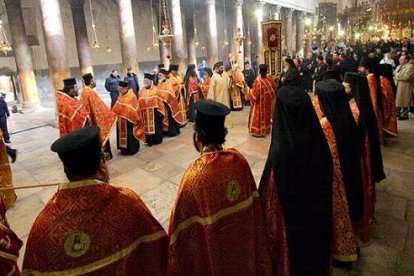Procesión de clérigos greco-ortodoxos en la basílica de la Natividad de Belén