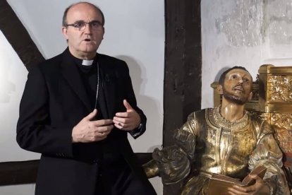 Monseñor Munilla en el lugar de la conversión de San Ignacio, donde se encuentra ahora el santuario en Loyola