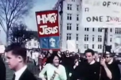 Una escena del documental «El nuevo católico americano», con sacerdotes participando en manifestaciones en el caldeado ambiente social de los años 60.