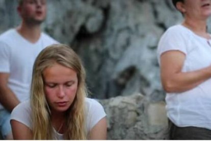 Peregrinos de todas las edades y orígenes rezan en Medjugorje... una escena del documental de Jesús García