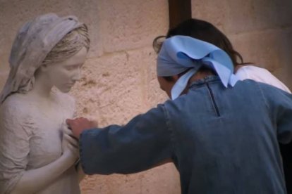 La Madre Verónica, con una peregrina reza junto a la Bella Pastora, la Virgen que es el centro de la casa de Iesu Communio