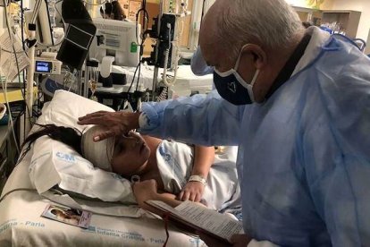 Teresita recibe el sacramento de la Extremaunción de manos del padre Ángel Camino, quien tramitaría con prontitud su nombramiento oficial como misionera.