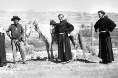 Santa Katharine Drexel, junto al indio navajo Charlie Mitchell y dos franciscanos, durante una visita a la Misión Santa Isabel, en Lukachukai (Arizona). Foto: Seton Hall University, Treasures of the Catholic Research Resources Alliance.