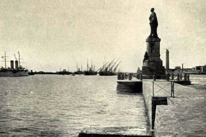 El monumento a Lesseps en el dique de Port Said, ciudad ribereña del Canal de Suez.