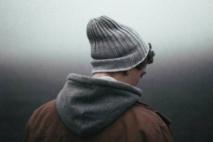 Jóvenes vulnerables caen en la industria del cambio de sexo... en 2021 empiezan a publicarse estudios sobre arrepentidos, ya mutilados - foto de Andrew Neel para Unsplash