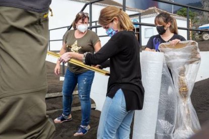 Fieles y vecinos ponen a salvo los bienes y muebles de la Iglesia de San Nicolás por la cercanía del volcán.