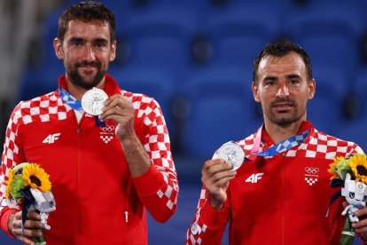 Marin Cilic e Ivan Dodig, ambos de Medjugorje, tras recibir la medalla de plata en los JJOO de Tokio.