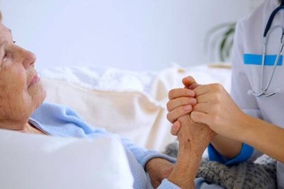 En España faltan profesionales de los cuidados paliativos, pero allí donde existen el impacto sobre los pacientes es inmejorable. Imagen: escena de «Morir en paz. Cuidados paliativos vs Eutanasia» de Goya Producciones.