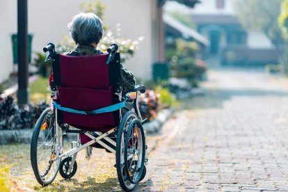 El Alzheimer complica las relaciones por el deterioro cognitivo, pero quienes lo padecen sí pueden responder al amor. Foto: Steven HWG / Unsplash.