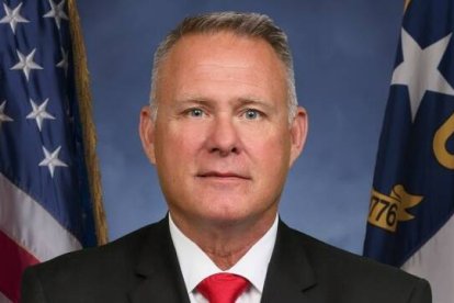 Tras ser denunciado por una organización laicista por una inscripción bíblica, el sheriff de Columbus Jody Greene afirmó sin miedo que la mantendría en su oficina.