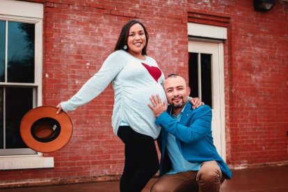 El embarazo de una mujer la implica moralmente no solo a ella, sino también a quienes la rodean. Foto: Gabriel Tovar / Unsplash.