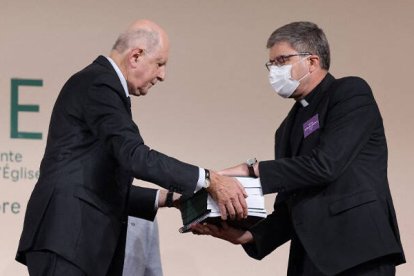 Suavé entrega el informe al presidente de la Conferencia Episcopal Francesa