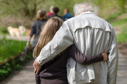 También los abuelos le escriben a los Reyes Magos, en este caso pidiéndoles que recuerden cada año a sus nietos las verdades de la eterna sabiduría que ellos les han enseñado. Foto: Jana Sabeth / Unsplash.