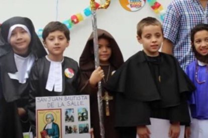 Niños celebran Holywins vestidos de santos en un colegio hispanoamericano en 2014