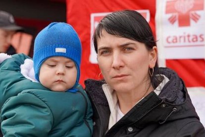 Una madre ucraniana con su hijo en un puesto de acogida de Cáritas en Polonia... el país se llena de madres y niños que huyen de la invasión rusa