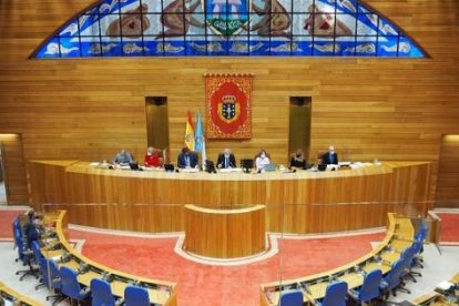El Parlamento gallego tiene 3 fuerzas parlamentarias: PP, socialistas y nacionalistas gallegos de izquierda radical