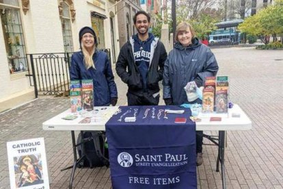 Darren Pereira, de Saint Paul Street Evangelization, con su equipo de evangelización callejera católica