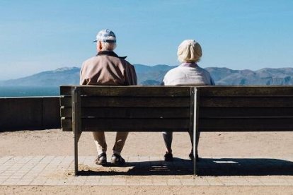 Unos ancianos frente a lo enorme, el mar y las montañas - foto de Matthew Bennet en Unsplash