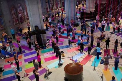 Yoga con laberinto y guitarra en la catedral episcopaliana -protestante muy liberal- de San Francisco, EEUU