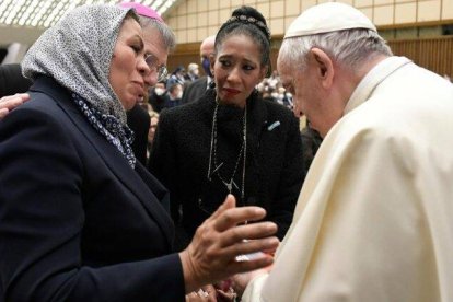 El Papa Francisco escucha a una peregrina durante la audiencia pública del Miércoles de Ceniza de 2022