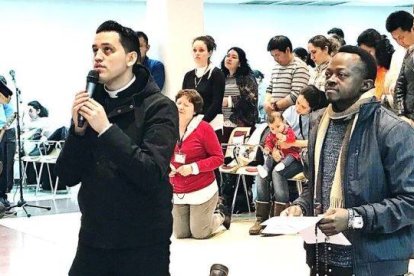 Ephrem Tshibamfumu, fundador de los Testigos de la Misericordia, junto con el sacerdote Joathan Funes, durante una oración realizada en Madrid.