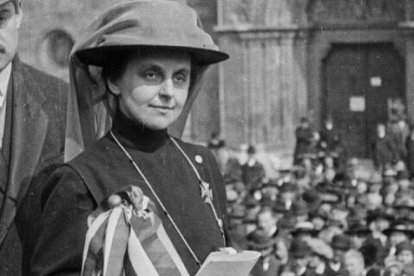 Margit Slachta en 1920, celebrando ser elegida diputada, la primera mujer en la Dieta de Hungría.