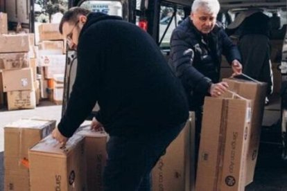 El cardenal Krajewski, limosnero papal -con pelo blanco- entrega en la basílica grecocatólica de Roma ayuda médica que se enviará a Ucrania