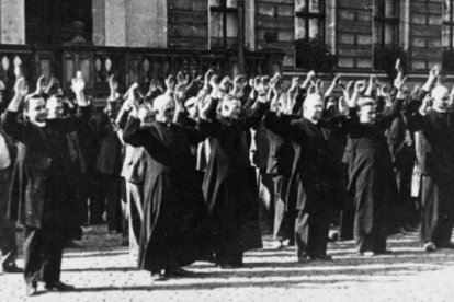 Ejecución pública de sacerdotes y civiles polacos en la Plaza del Mercado Viejo de Bydgoszcz (Polonia) el 9 de septiembre de 1939.