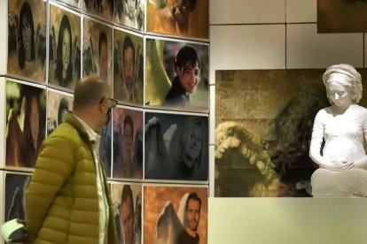 La exposición 'Ella' del arzobispado de Toledo muestra la presencia de la Virgen en el arte contemporáneo a través de la obra obra de una treintena de artistas.