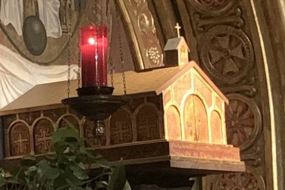 Jesús nos espera en su Presencia Real para comunicarse con nosotros en la oración. Foto: Albert Cortina, sagrario del oratorio de las Siervas del Hogar de la Madre (Cantabria, España).