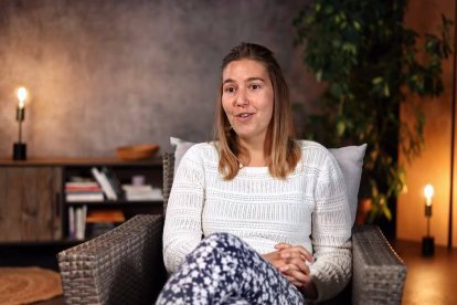 Anna, hija de judía y ateo anticlerical, creció sin fe pero contactó en la universidad con jóvenes católicos.