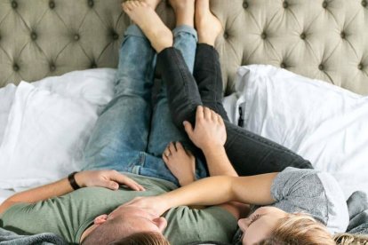 Donde el sentido común y la experiencia universal ven amor y compromiso, las ideólogas feministas solo ven violaciones y prostitución. Foto (contextual): Adam Winger / Unsplash.