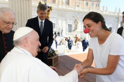 Tras más de 2.000 kilómetros de peregrinación a Jerusalén, esta joven española ha hecho un alto en el camino para "ver a Pedro" antes de ver el hogar de Jesús.