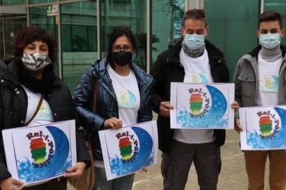 Miembros de Rel-i-pública, presentando una de sus iniciativas. En la imagen, Margalida Canyelles, su portavoz, la segunda desde la izquierda.
