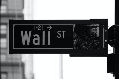 Con la ideología de género, la izquierda se ha puesto al servicio de los multimillonarios de la globalización, alianza que explica en buena medida su éxito y su hegemonía. Foto (contextual): Patrick Weissenberger / Unsplash.