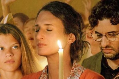 Escena de la película francesa de 2019 Les Eblouis, sobre una ficticia comunidad católica de líder y técnicas sectarias