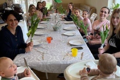 La familia polaca, junto a las dos ucranianas compartiendo mesa / Opus Dei
