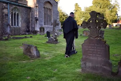 Un monje pasea por el santuario de Walsingham, en un reportaje-entrevista de EWTN a Joseph Pearce sobre la historia de Inglaterra.