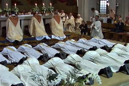 De mantenerse las tendencias actuales, en 2050 en torno a una tercera parte del clero francés pertenecerá a la Comunidad de San Martín. Foto: ordenaciones sacerdotales en la Comunidad de San Martín.