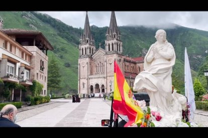 La imagen peregrina de Madre Ven, en el Santuario de Covadonga, en Asturias.