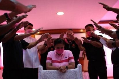 Sacerdotes rezan por la candidata Leni Robredo en la parroquia de San Agustín en Pinamalayan, Oriental Mindoro, el 3 de mayo