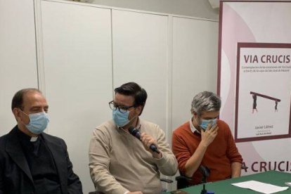 Javier Laínez y Luis Ruíz del Árbol, durante la presentación del primer libro del sello Sanjo Books, "Via crucis. Contemplación de las estaciones del vía crucis a través de los ojos de San José de Nazaret".
