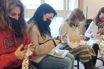 Decenas de voluntarios están confeccionando los miles de detentes que se están enviando a Ucrania.