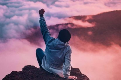 Alcanzar el cielo no es un «triunfo personal» que se consiga solo con las propias fuerzas. Foto: Ian Stauffer / Unsplash.
